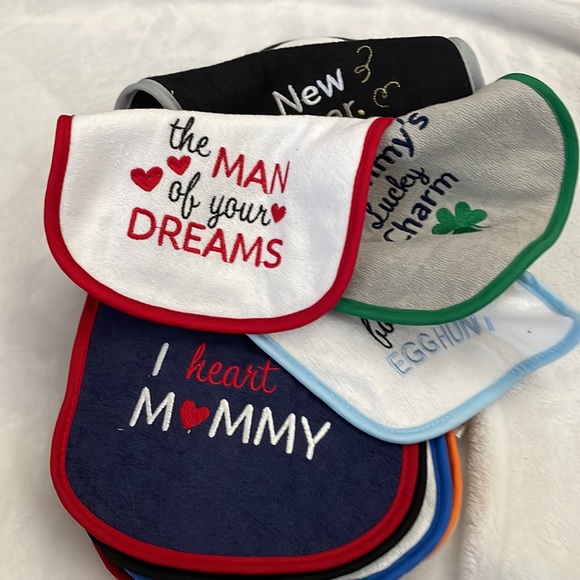 12 Hudson Baby Holiday Bibs - Picture 2 of 3